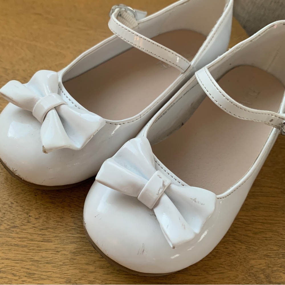 Little Girls White Dress Shoes with a bow Size 10
